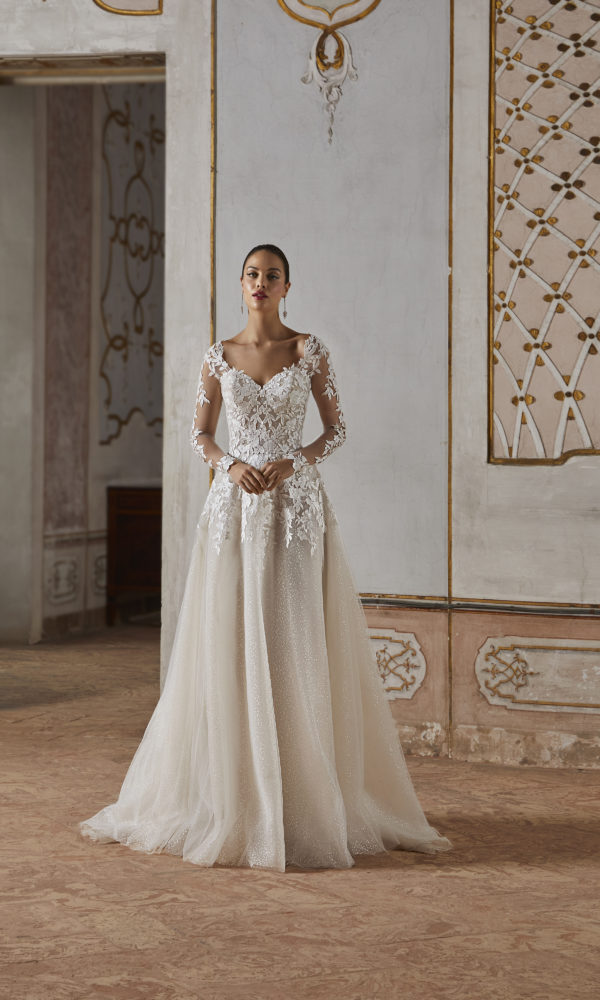 robe de mariée 8215 ivoire avec manches longues en dentelle, col en V, prise en photo en intérieur