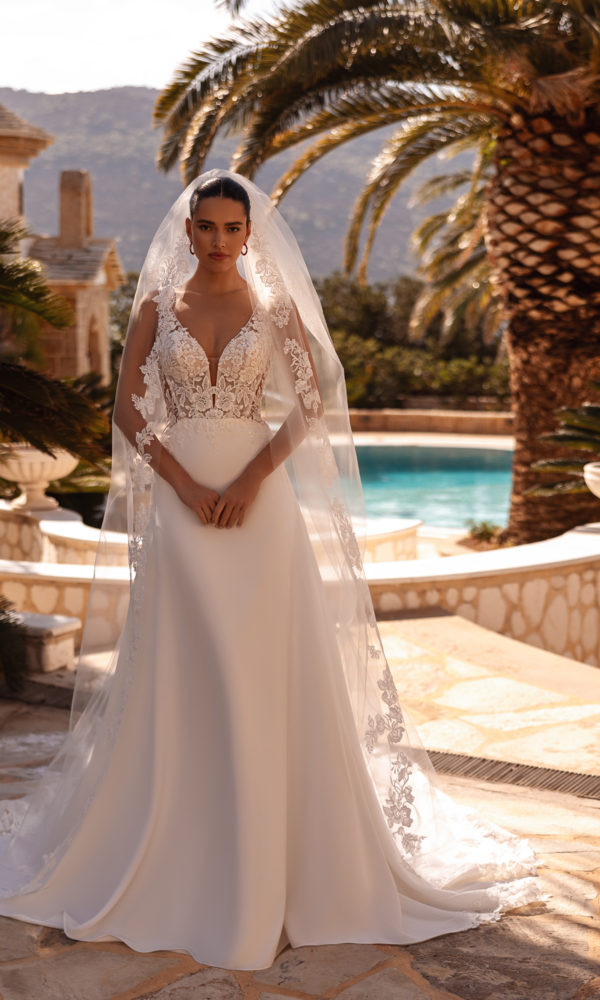 robe de mariée Cosmobella 8258 avec bustier en dentelle florale et jupe fluide, style élégant en décor extérieur