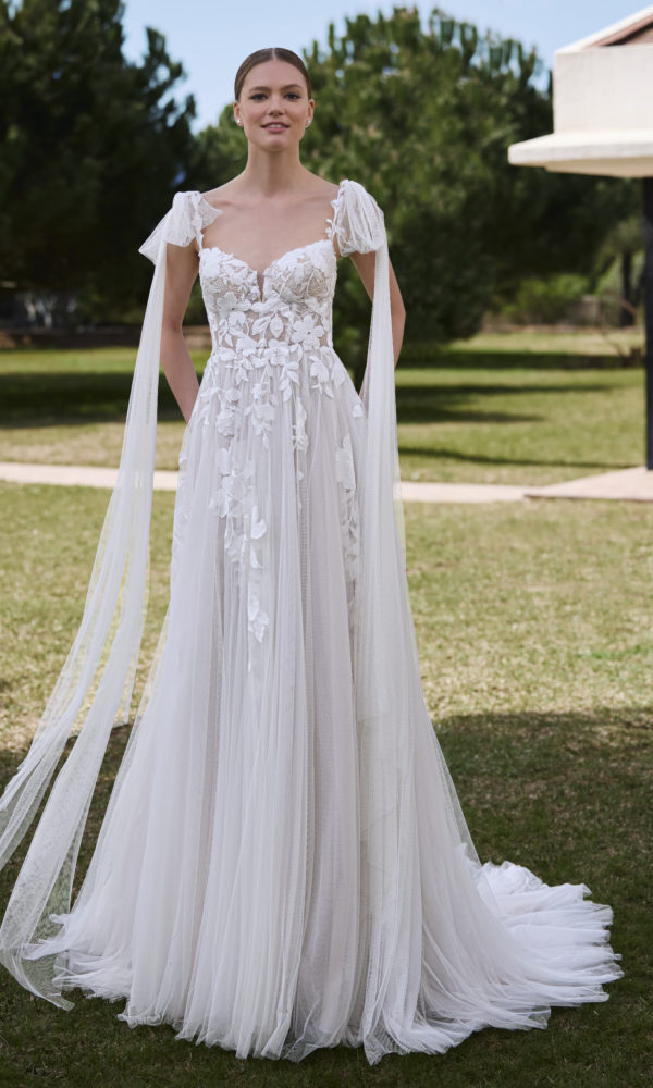 robe de mariée Pronovias Shaily vue de dos, traîne longue et détails en dentelle, photo en extérieur dans un jardin