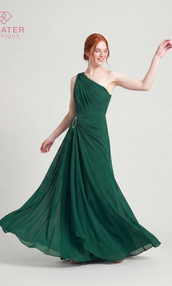 Robe DD7132 Fluide et aérienne, la robe DD7132 charme par son élégance moderne et sa coupe asymétrique raffinée. Son drapé délicat sur l’épaule sublime la silhouette, tandis que sa jupe vaporeuse apporte un mouvement majestueux à chaque pas. Une robe idéale pour les cérémonies, soirées et occasions d’exception. 💚✨ Disponible en : Vert, Cerise, Indigo, Prune, Bleu M 📏 Tailles : du 38 au 48 ✨ Caractéristiques : • Coupe asymétrique une épaule • Bustier drapé élégant • Détail bijou à la taille • Jupe longue fluide en mousseline • Coupe légère et féminine • Dos épuré avec fermeture discrète À noter : nos robes étant très demandées, il se peut que certaines tailles ou couleurs ne soient plus disponibles. #robeDD7132 #robedesoiree #elegancefeminine #vertemeraude #indigodress #prunedress #ceriseglam #mousselinedress #newcollection2025 #boutiquepolater