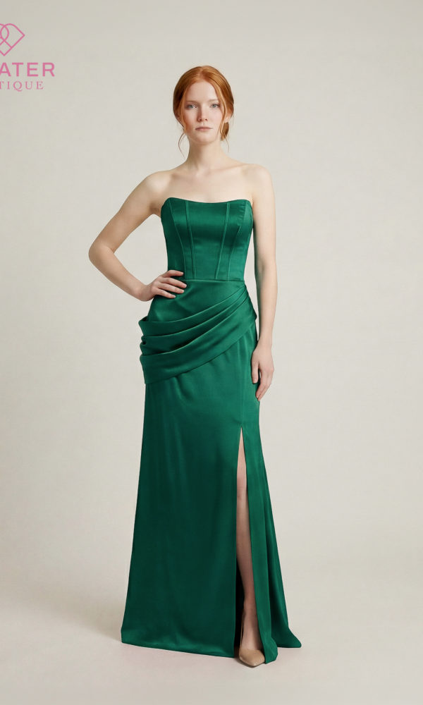 Élégante et audacieuse, la robe DD8021 sublime la silhouette avec sa coupe structurée et son satin lumineux. Son bustier droit apporte une allure moderne et raffinée, tandis que le drapé asymétrique sur la hanche crée un effet sophistiqué et flatteur. Le dos lacé ajoute une touche glamour et permet un ajustement parfait pour les grandes occasions. 💚✨ Disponible en : Pétrole 📏 Tailles : du 38 au 42 ✨ Caractéristiques : • Bustier structuré sans bretelles • Satin fluide au fini brillant • Drapé travaillé sur la hanche • Fente élégante sur la jambe • Dos lacé ajustable • Coupe féminine mettant la silhouette en valeur À noter : nos robes étant très demandées, il se peut que certaines tailles ou couleurs ne #robeDD8021 #robedesoiree #satindress #petrolegreen #elegancefeminine #robeceremonie #soiréeglamour #newcollection2025 #boutiquepolater #eveningdress