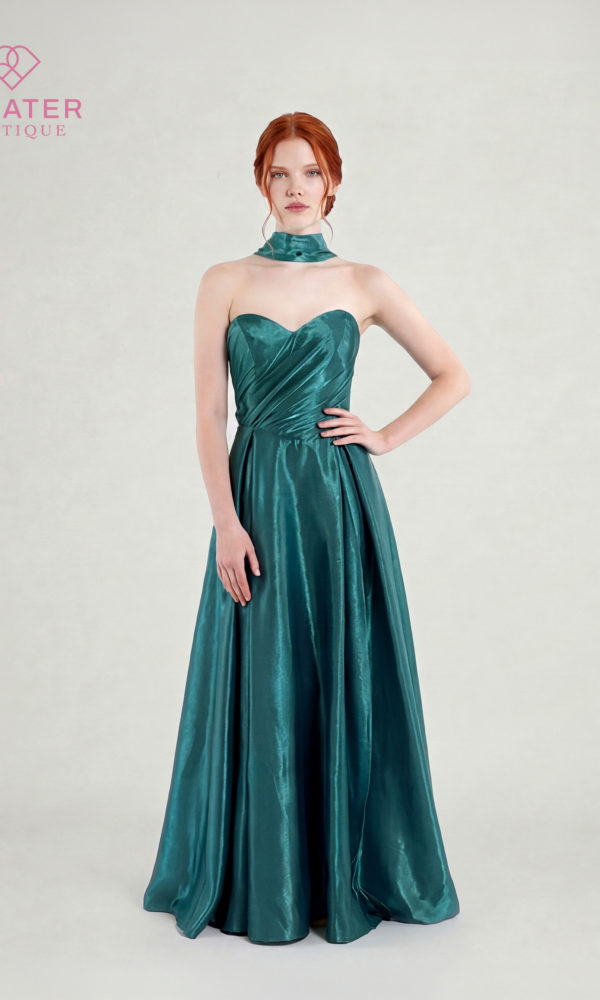 Robe DD8025 Sophistiquée et pleine d’élégance, la robe DD8025 sublime la silhouette avec son bustier drapé en cœur et son tissu satiné lumineux. Son choker assorti apporte une touche couture moderne, tandis que la jupe fluide et le dos lacé créent une allure majestueuse et raffinée. Une robe idéale pour les cérémonies, galas et soirées où chaque détail compte. ✨💚 Disponible en : Brun, Menthe, Pétrole 📏 Tailles : du 38 au 42 💰 Prix : 229.- ✨ Caractéristiques : • Bustier drapé effet cœur • Satin brillant au tombé élégant • Choker assorti amovible style couture • Dos lacé ajustable • Jupe longue fluide et volumineuse • Taille marquée mettant la silhouette en valeur À noter : nos robes étant très demandées, il se peut que certaines tailles ou couleurs ne soient plus disponibles. #robeDD8025 #robedesoiree #satindress #petroledress #menthedress #soiréeélégante #robeceremonie #newcollection2025 #elegancefeminine #boutiquepolater
