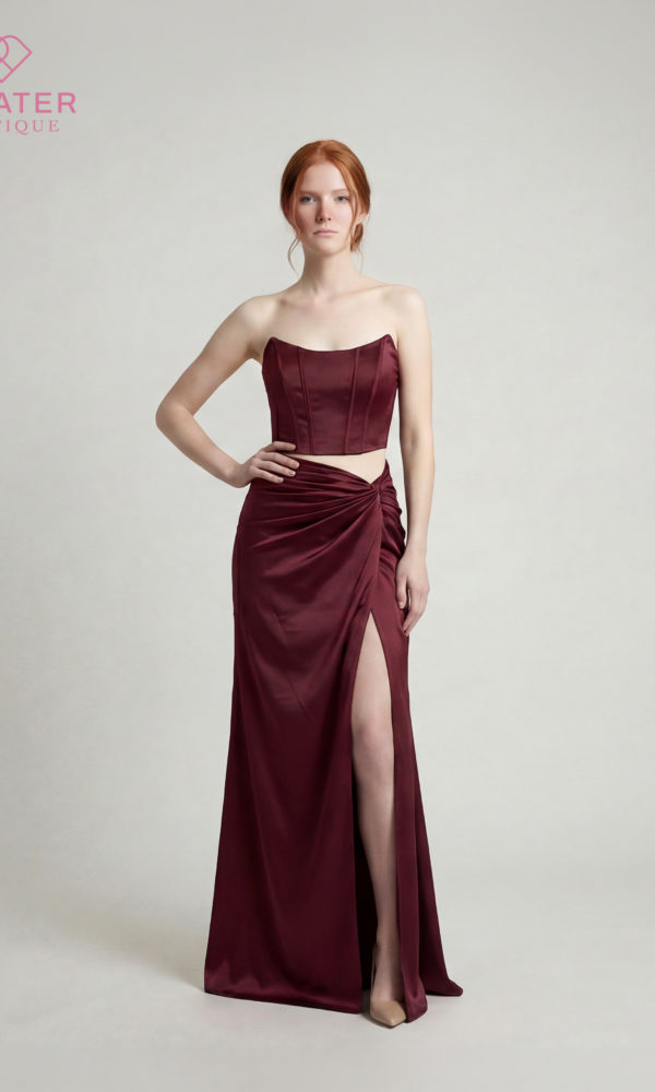 Robe DD8052 Sensuelle et moderne, la robe DD8052 attire tous les regards avec sa coupe deux pièces sophistiquée et son satin lumineux. Son bustier structuré met élégamment la silhouette en valeur, tandis que la jupe drapée avec fente haute apporte une touche glamour et audacieuse. Le dos lacé raffiné complète cette robe au style chic et affirmé, parfaite pour vos soirées et cérémonies élégantes. ✨🖤💜💛 Disponible en : Noir, Prune, Jaune Moutarde 📏 Tailles : à préciser 💰 Prix : à préciser ✨ Caractéristiques : • Ensemble effet deux pièces élégant • Bustier structuré satiné • Taille ajourée moderne et féminine • Jupe drapée avec fente haute • Dos lacé ajustable et raffiné • Satin fluide au tombé élégant À noter : nos robes étant très demandées, il se peut que certaines tailles ou couleurs ne soient plus disponibles. #robeDD8052 #robedesoiree #blackdress #plumdress #mustarddress #satindress #glamourdress #soiréeélégante #newcollection2025 #boutiquepolater