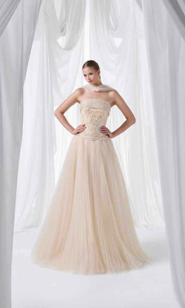 Robe 4047, robe de soirée longue en beige, bleu, poudre, vert sauge et bleu marine. Modèle élégant pour mariage, cérémonie ou gala chez Boutique Polater.