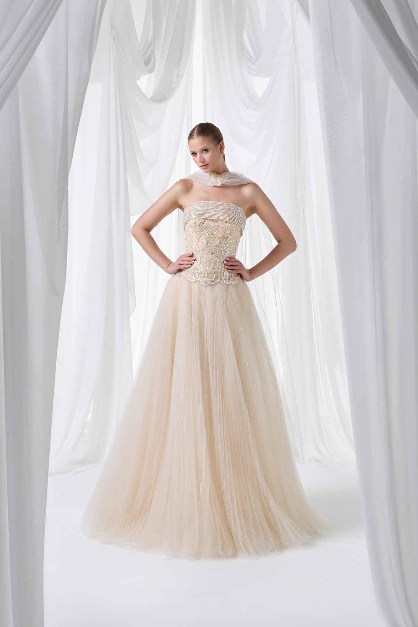 Robe 4047, robe de soirée longue en beige, bleu, poudre, vert sauge et bleu marine. Modèle élégant pour mariage, cérémonie ou gala chez Boutique Polater.