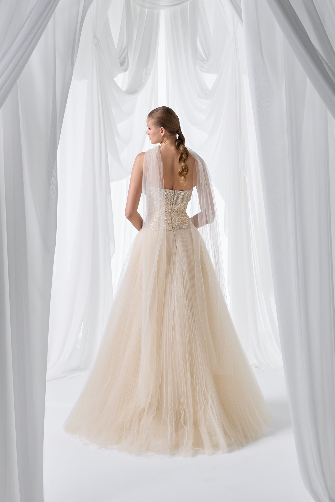 Robe 4047, robe de soirée longue en beige, bleu, poudre, vert sauge et bleu marine. Modèle élégant pour mariage, cérémonie ou gala chez Boutique Polater.