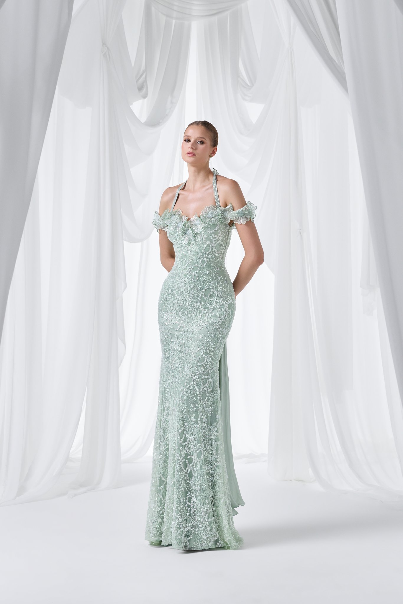 Robe 4039, robe de soirée longue en poudre, bleu, mint, beige et noir. Modèle élégant pour mariage, cérémonie ou gala chez Boutique Polater.