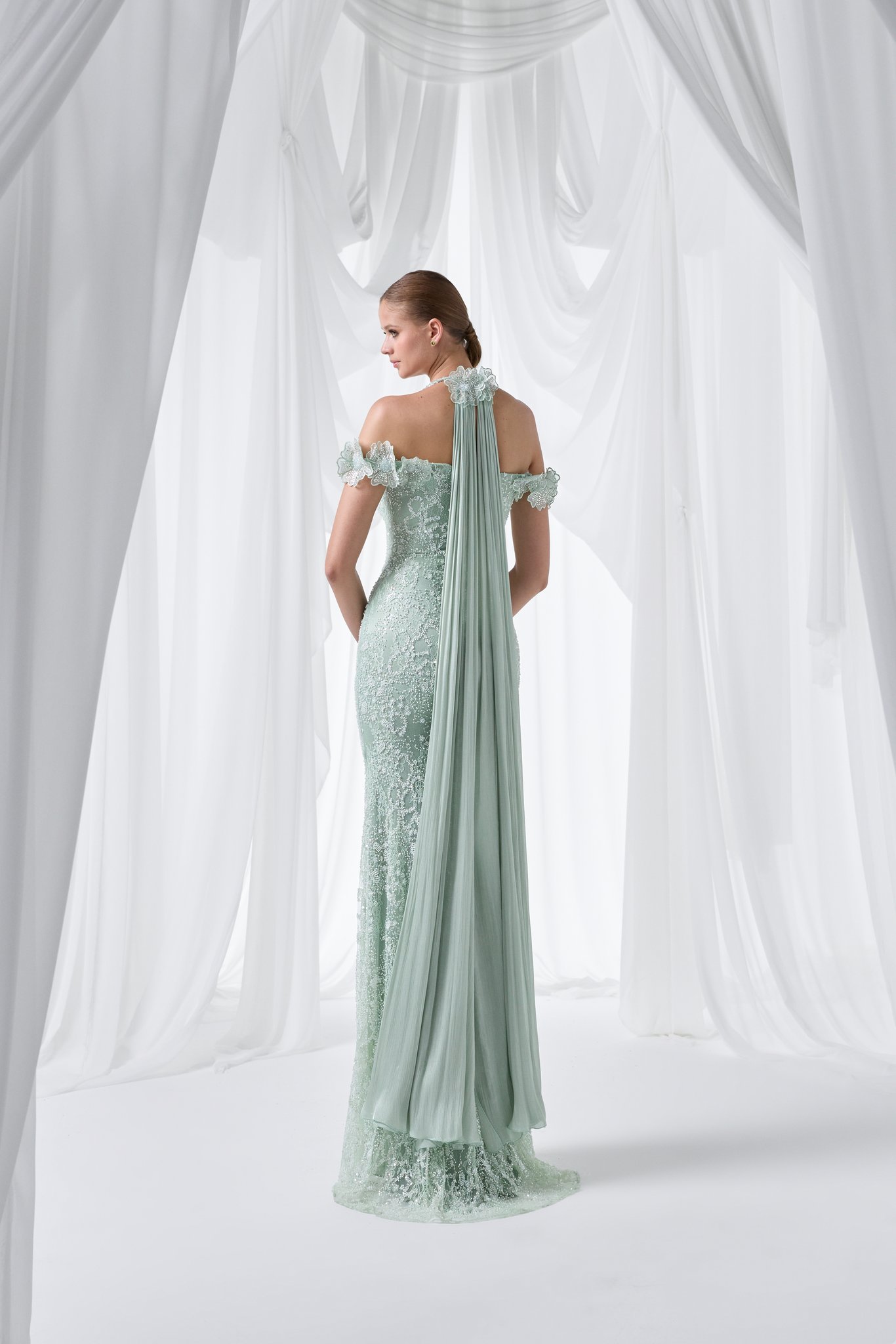 Robe 4039, robe de soirée longue en poudre, bleu, mint, beige et noir. Modèle élégant pour mariage, cérémonie ou gala chez Boutique Polater.