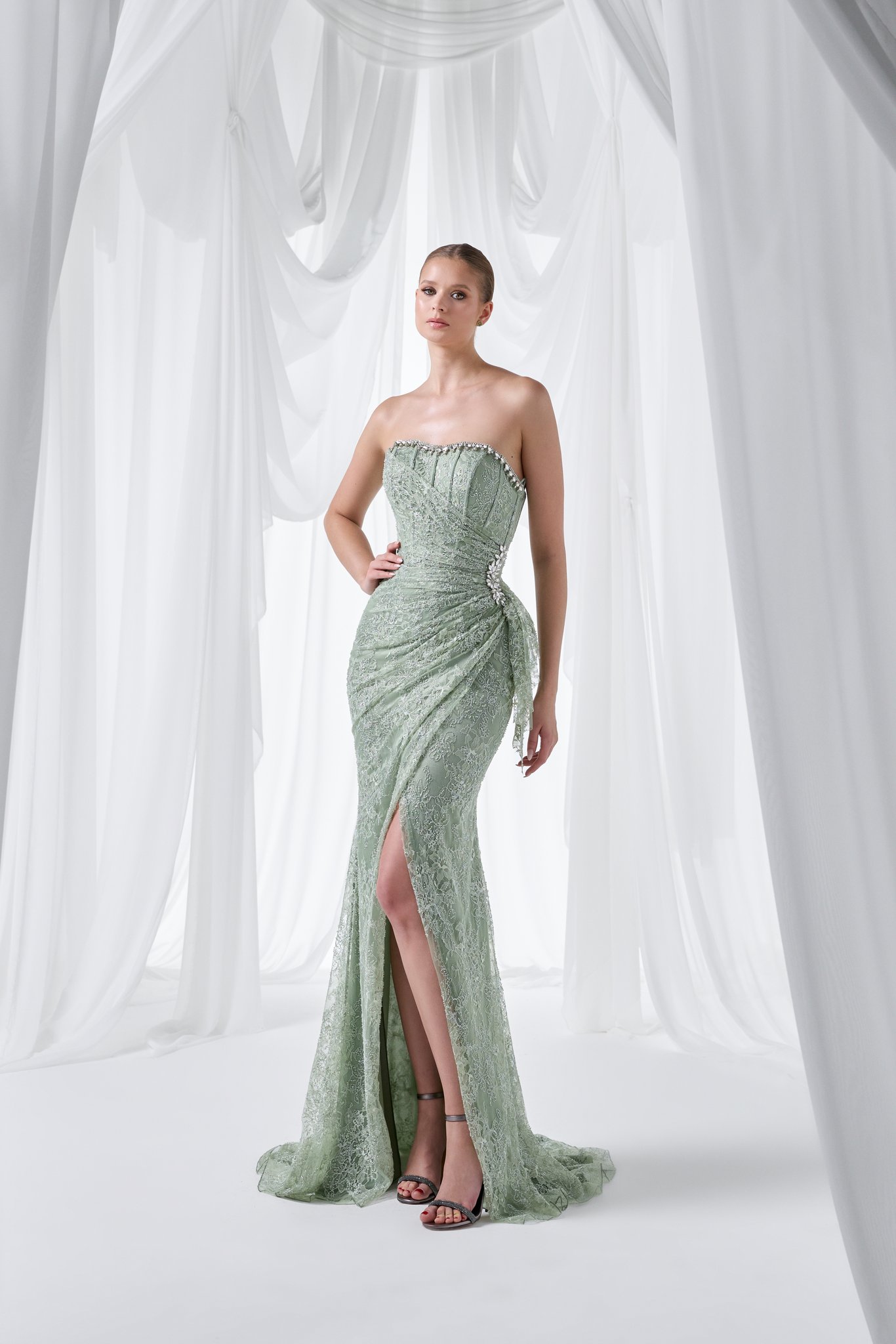 Robe 4017, robe de soirée longue en beige, bleu marine, poudre, bleu, ivoire, vert sauge et noir. Modèle élégant pour mariage, cérémonie ou gala chez Boutique Polater.