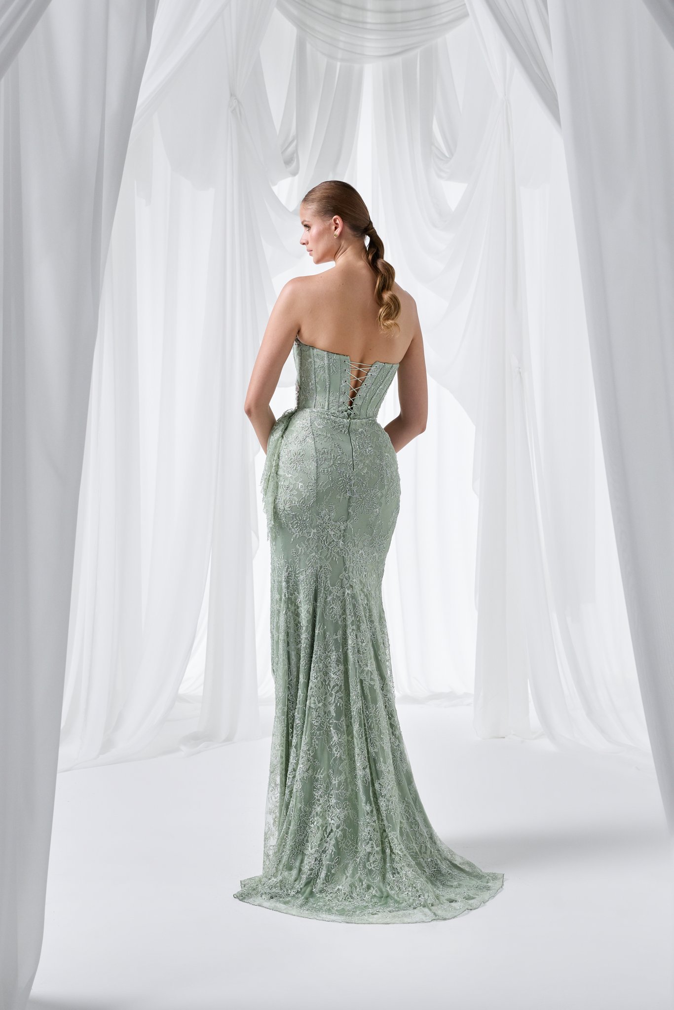 Robe 4017, robe de soirée longue en beige, bleu marine, poudre, bleu, ivoire, vert sauge et noir. Modèle élégant pour mariage, cérémonie ou gala chez Boutique Polater.