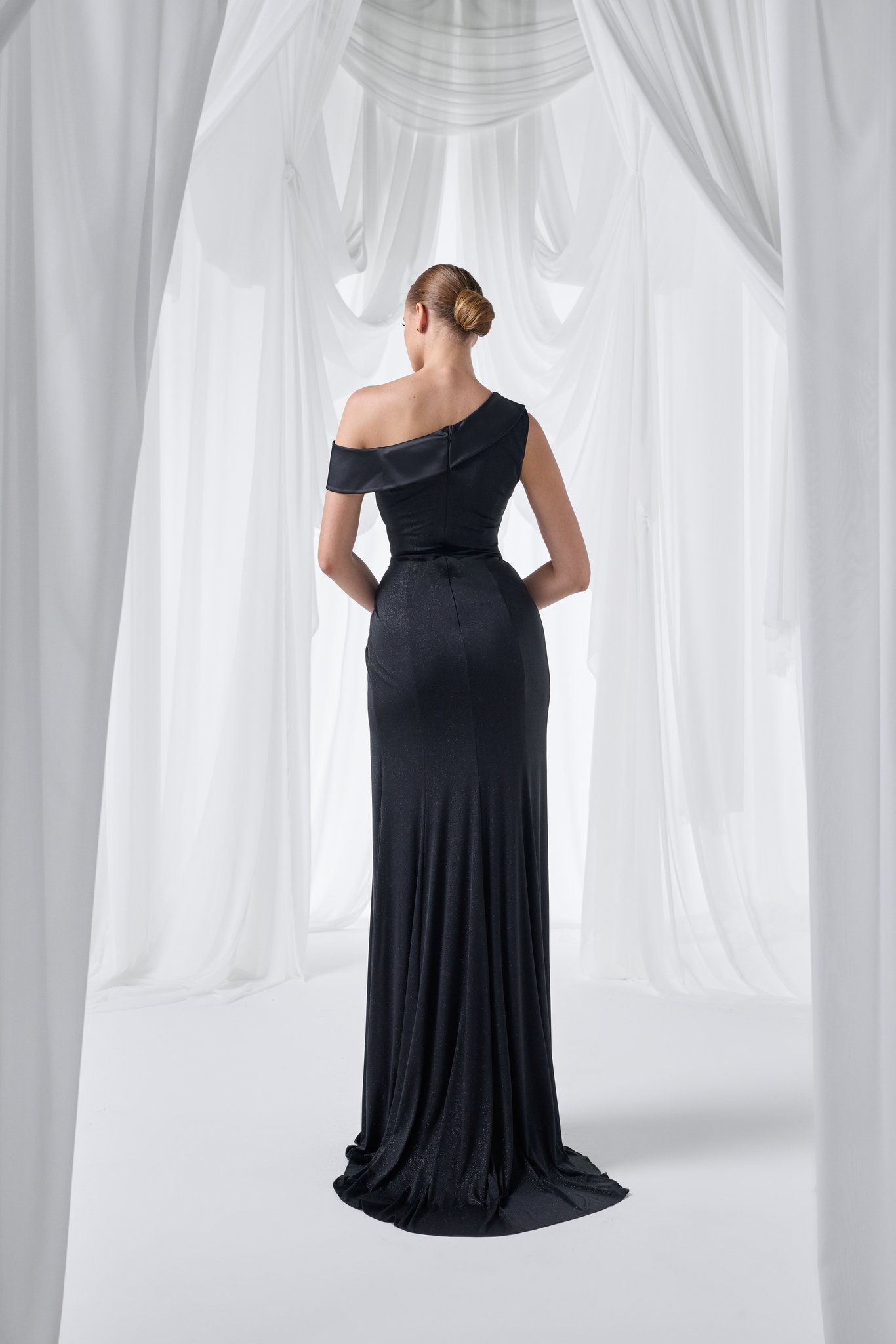 ✨ Robe 4003 ✨ Une robe glamour et subtile, idéale pour une cérémonie, un mariage, un gala ou une soirée élégante. Sa silhouette longue et son tombé fluide mettent en valeur une allure féminine et raffinée. Disponible en : gris, bleu marine, anthracite, indigo, lilas, noir, vert amande, vison, pétrole et prune Tailles : du 36 au 46 📍 Disponible chez Boutique Polater