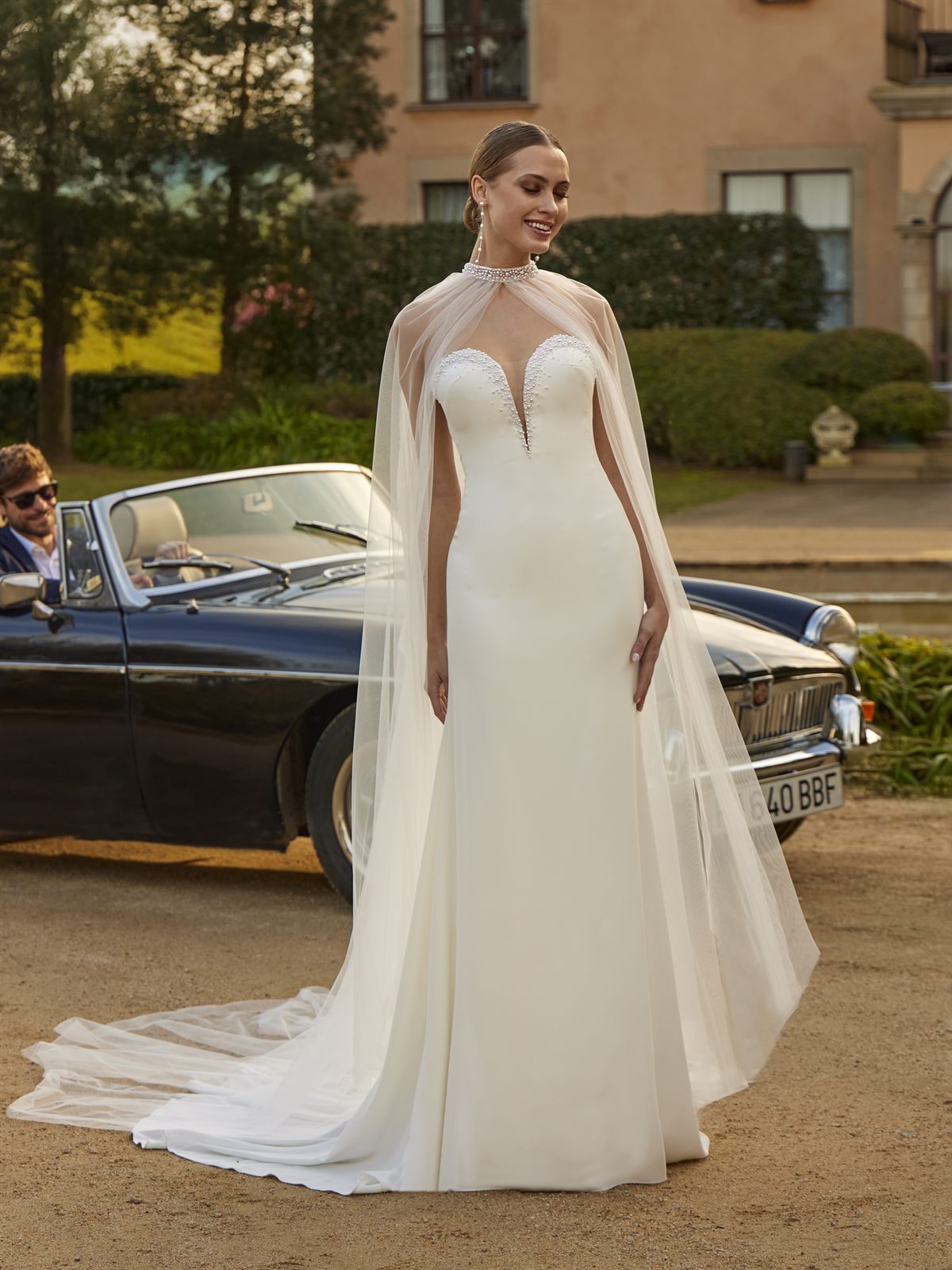 Robe de mariée CORALSUN White One, vue de face avec cape amovible