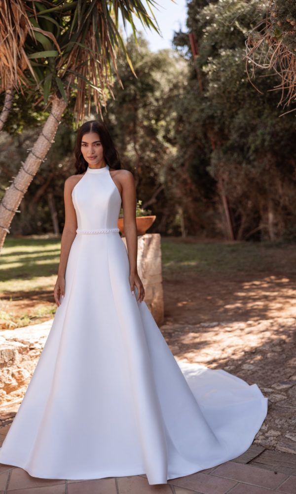 Robe de mariée Cosmobella 8287, encolure montante et jupe évasée, vue de face.