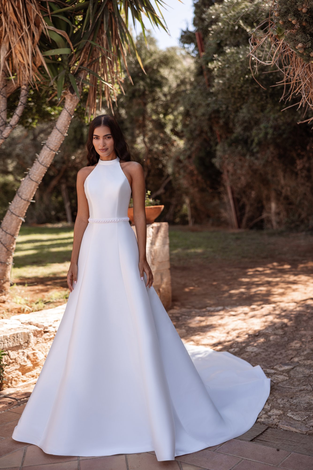 Robe de mariée Cosmobella 8287, encolure montante et jupe évasée, vue de face.