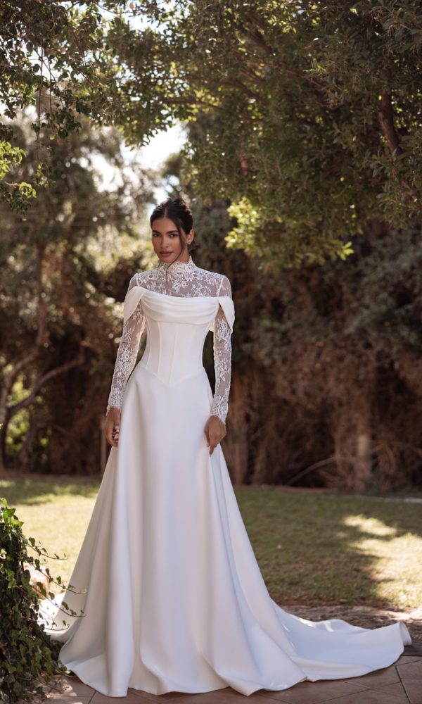Robe de mariée Cosmobella 8288 avec bustier drapé et dessus en dentelle sur le visuel fournisseur.