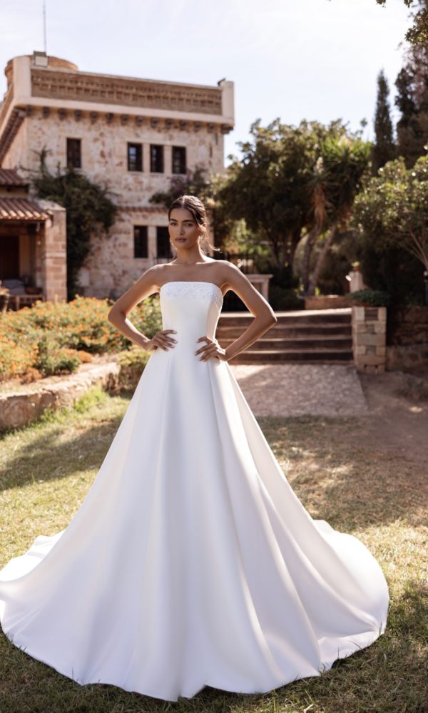Robe de mariée Cosmobella 8293 à bustier droit et jupe princesse, vue de face.