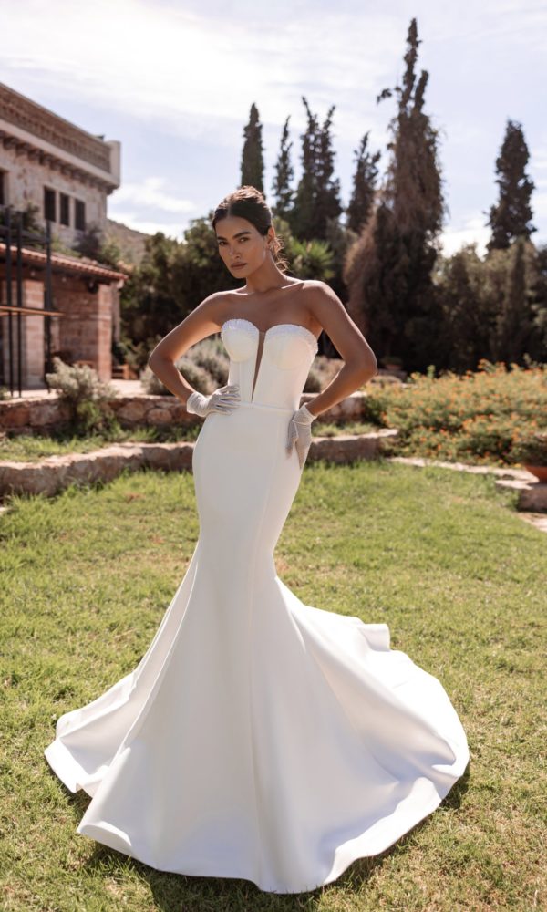 Robe de mariée Cosmobella 8295, bustier sculpté et coupe ajustée, vue de face.
