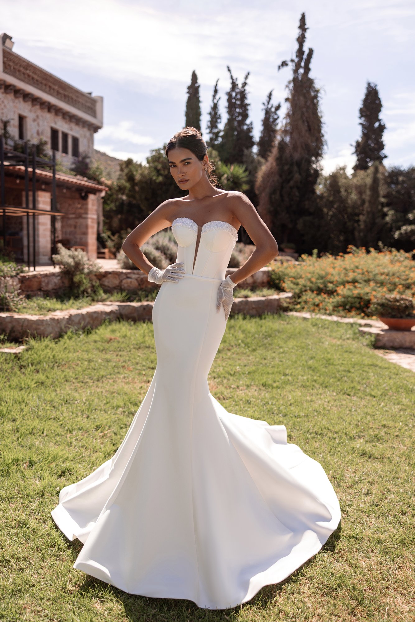 Robe de mariée Cosmobella 8295, bustier sculpté et coupe ajustée, vue de face.