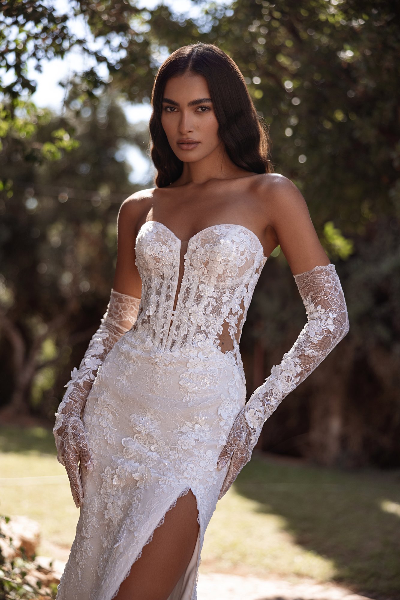 Traîne à motifs floraux de la robe de mariée Cosmobella 8297, vue de dos.