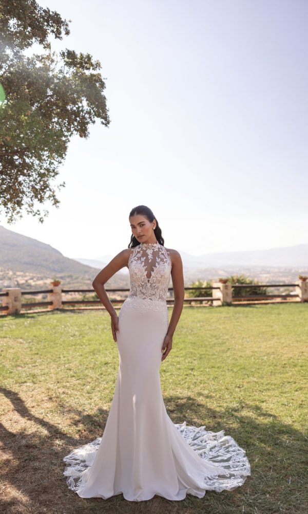 Robe de mariée Cosmobella 8301 à encolure haute, haut floral transparent et jupe ajustée.