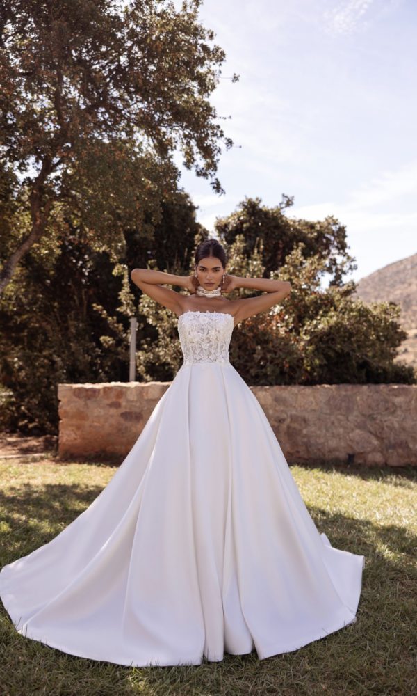 Robe de mariée Cosmobella 8307 avec bustier sans bretelles travaillé et jupe ample.