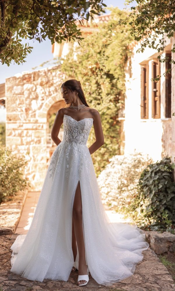 Robe de mariée Cosmobella 8317 à bustier floral et jupe évasée fendue, vue de face.